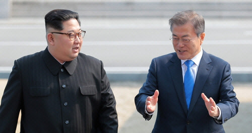 27일 오전 9시30분쯤 문재인 대통령과 김정은 북한 국무위원장이 판문점에서 만나 걸어 내려오고 있다./한국공동사진단